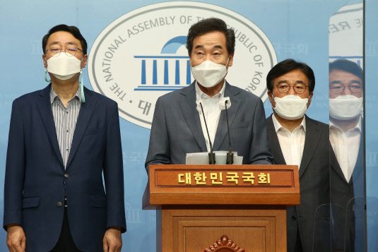 이낙연 전 민주당 대표가 지난 4일 국회 소통관에서 기자회견을 열고 서울공항을 이전해 총 7만호 주택공급을 하겠다는 부동산 공약을 발표하고 있다. 연합뉴스